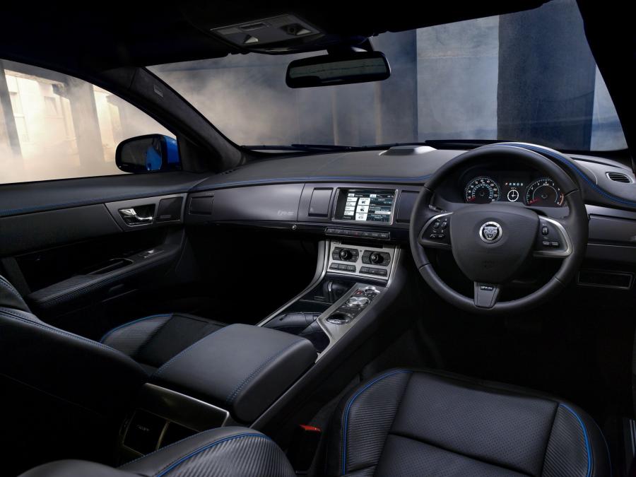  Jaguar XFR-S 2013 года  (UK) (фото 3 из 8)